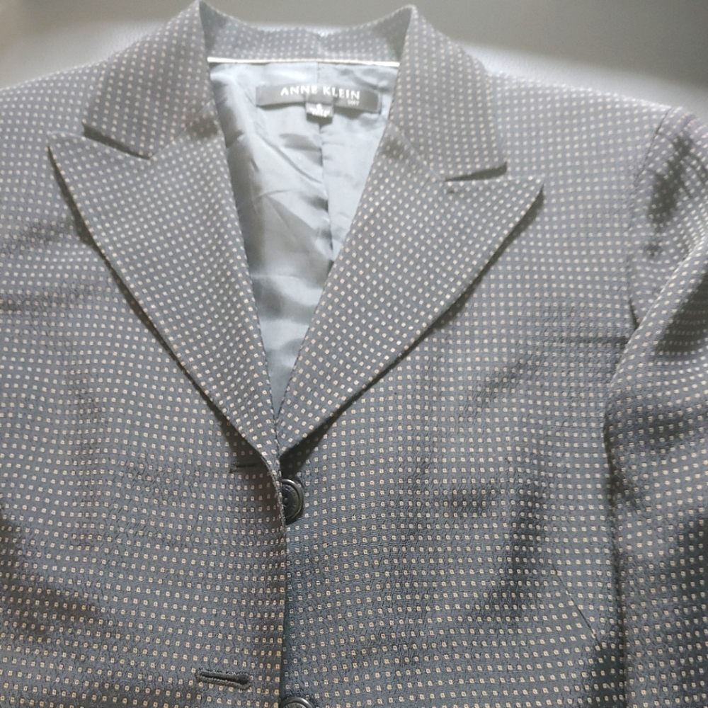An anne Klein women's suit size 6. NWOT